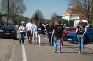 Een pak volk en auto's op eerste dag Mustang Fever