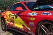 Een pak volk en auto's op eerste dag Mustang Fever