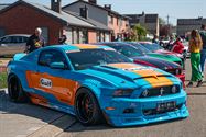 Een pak volk en auto's op eerste dag Mustang Fever