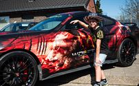 Een pak volk en auto's op eerste dag Mustang Fever