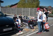 Een pak volk en auto's op eerste dag Mustang Fever