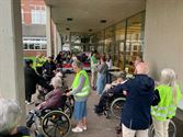 165 wandelaars, jong en oud samen op pad