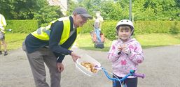 Applaus en koekje voor fietsers aan De Leerplaneet