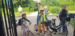 Applaus en koekje voor fietsers aan De Leerplaneet