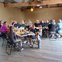 Gele wijk Viversel verzamelde rond de barbecue