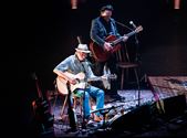Country Mavericks eert groten van de country