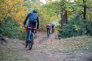 Veel mountain- en gravelbikers aan De Veen