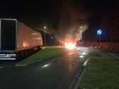 Bestelwagen met vuurwerk in lichterlaaie