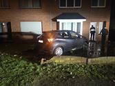 Auto in voortuin in Heuvelstraat