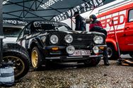 Rallywagens nemen circuit en paddock in