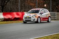 Rallywagens nemen circuit en paddock in