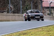 Rallywagens nemen circuit en paddock in