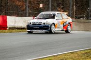 Rallywagens nemen circuit en paddock in
