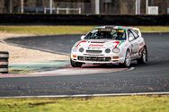 Rallywagens nemen circuit en paddock in