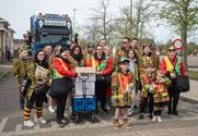 Veel kijkers en groepen bij Heusdense stoet