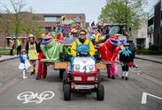 Veel kijkers en groepen bij Heusdense stoet