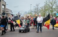 Veel kijkers en groepen bij Heusdense stoet