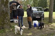 Baasjes en honden wandelden naar De Kluis