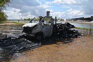 Motorhome brandt uit, man gewond, hond overleden