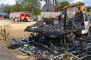 Motorhome brandt uit, man gewond, hond overleden