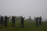 De tai chi wave op de mijnterril gehuld in de mist