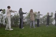 De tai chi wave op de mijnterril gehuld in de mist
