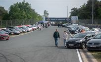 Massa volk voor auto's, show en DDT op Race Wars