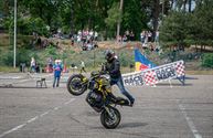 Massa volk voor auto's, show en DDT op Race Wars