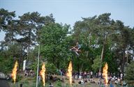 Massa volk voor auto's, show en DDT op Race Wars