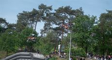Massa volk voor auto's, show en DDT op Race Wars