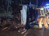 Auto crasht en vat vuur, bestuurder gewond