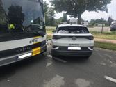 Lichtgewonden bij botsing tussen auto en bus