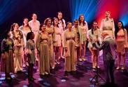 Scala zingt en danst 30 jaar popsongs