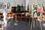 Wie draagt met puzzelstukken bij aan kunstwerk?