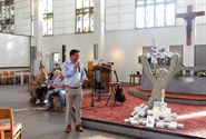 Wie draagt met puzzelstukken bij aan kunstwerk?
