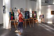 Wie draagt met puzzelstukken bij aan kunstwerk?