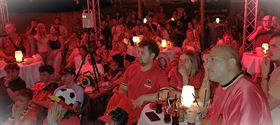 DJ, bicky's en shotjes bij Calice