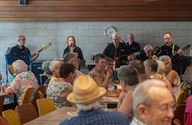 Muziek van The Mixties en bloemen voor Mariette