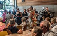 Muziek van The Mixties en bloemen voor Mariette