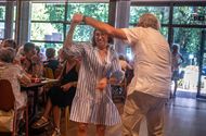 Muziek van The Mixties en bloemen voor Mariette