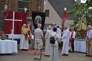 De Sacramentsprocessie bracht Viversel op de been