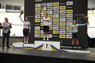 Anna krijgt felicitaties van de overgrootmoeder