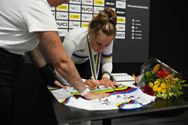 Anna krijgt felicitaties van de overgrootmoeder