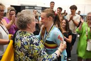 Anna krijgt felicitaties van de overgrootmoeder