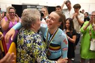 Anna krijgt felicitaties van de overgrootmoeder