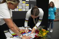 Anna krijgt felicitaties van de overgrootmoeder