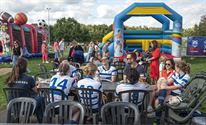 Rugbydames verkopen hun huid duur op benefiet