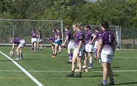 Rugbydames verkopen hun huid duur op benefiet